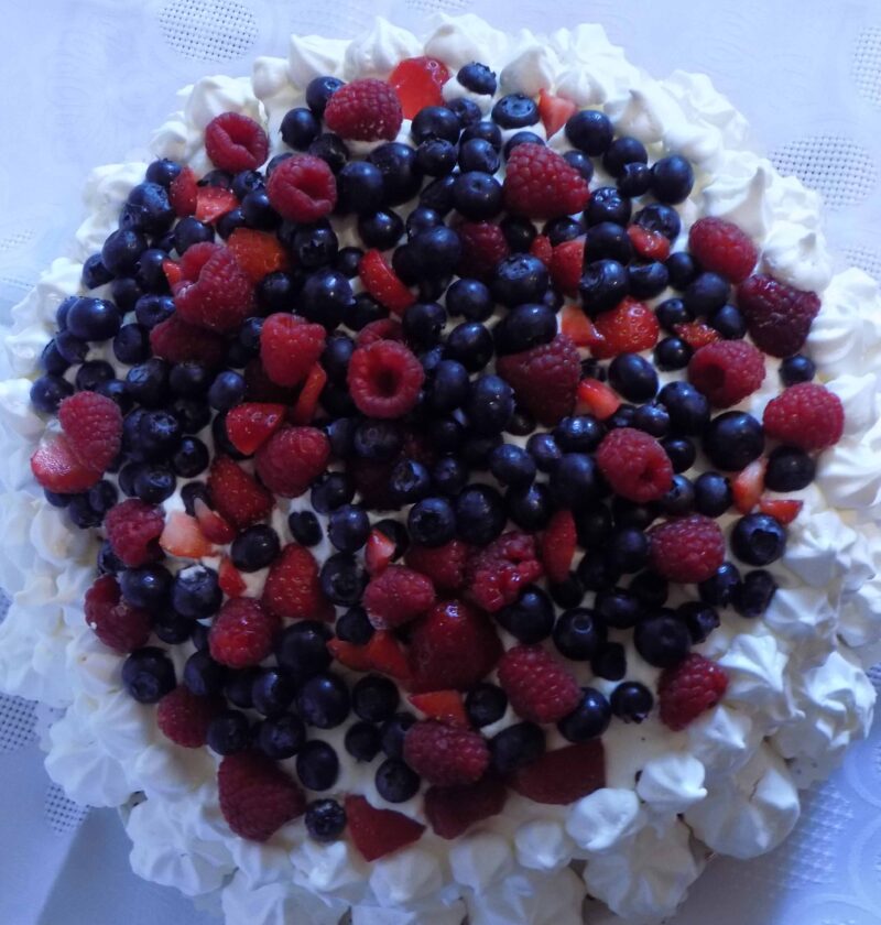 Pavlova z bitą śmietaną i owocami