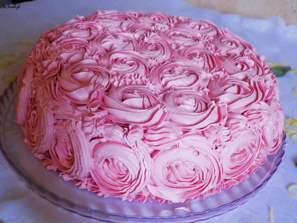 Różowy tort truskawkowy