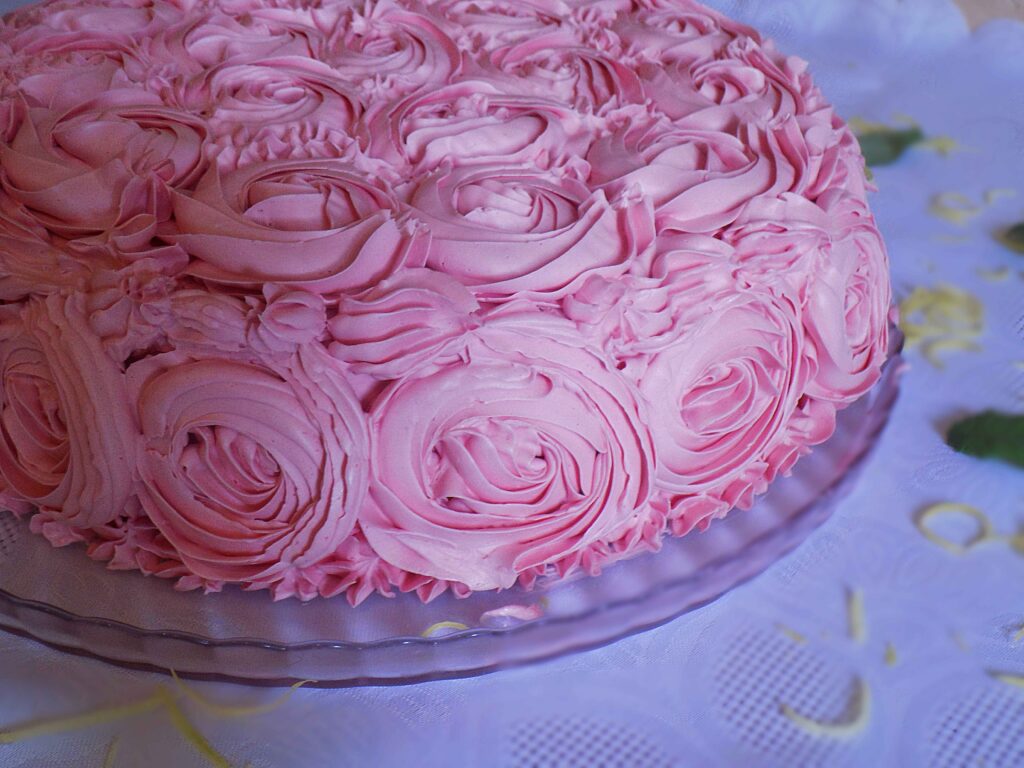 Růžový jahodový dort