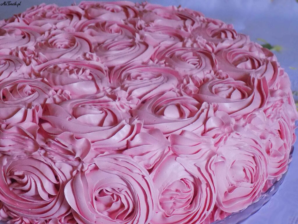 Różowy tort truskawkowy