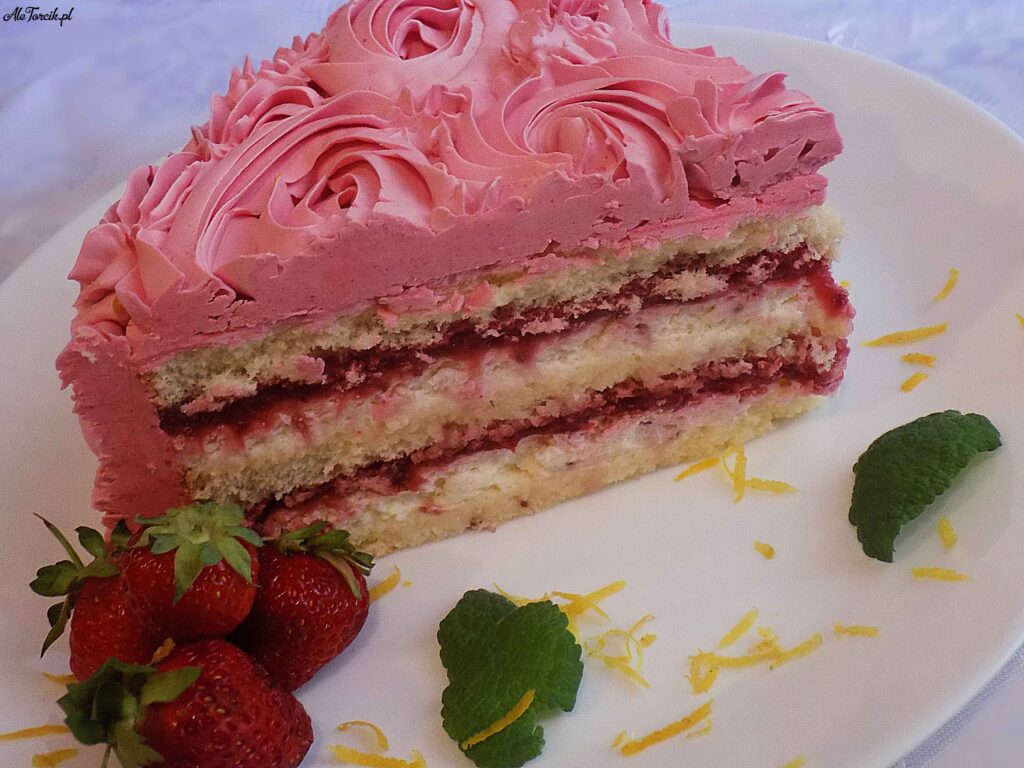 Różowy tort truskawkowy