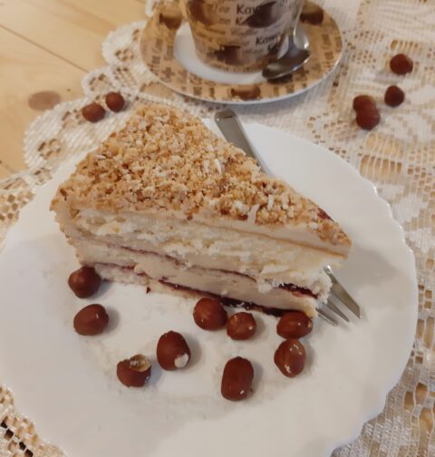 Tort chałwowy z konfiturą porzeczkową